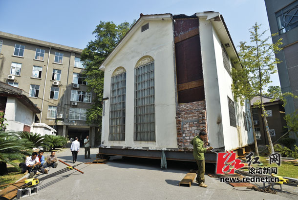 河北大力集團數臺千斤頂平移房屋